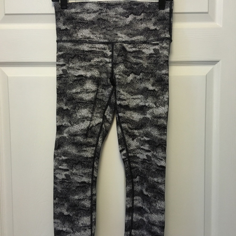 Lululemon black white high waisted Capri size 8